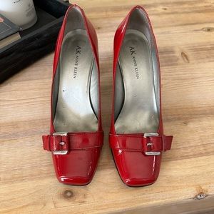 Anne Klein red square toe pump; good condition, minimal scuff, super comfort